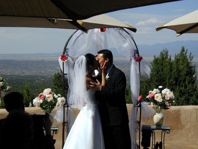 2004-06-12-Jaymee-Steve-Wedding-38-kiss.JPG