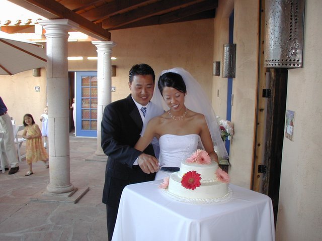 2004-06-12-Jaymee-Steve-Wedding-65-cake.JPG