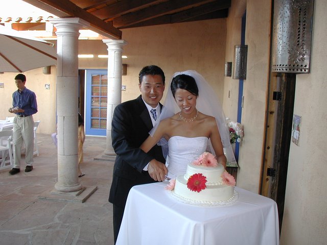 2004/06(June)/Jaymee-Steve-Wedding/02(Wedding-Day)/640x480_2004-06-12-Jaymee-Steve-Wedding-66-cake.JPG