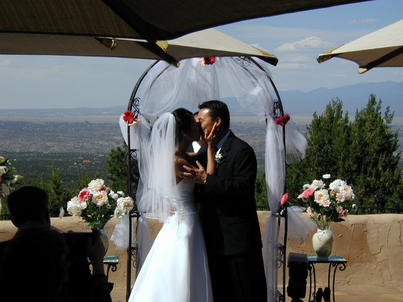 2004/06(June)/Jaymee-Steve-Wedding/02(Wedding-Day)/800x600_2004-06-12-Jaymee-Steve-Wedding-38-kiss.JPG