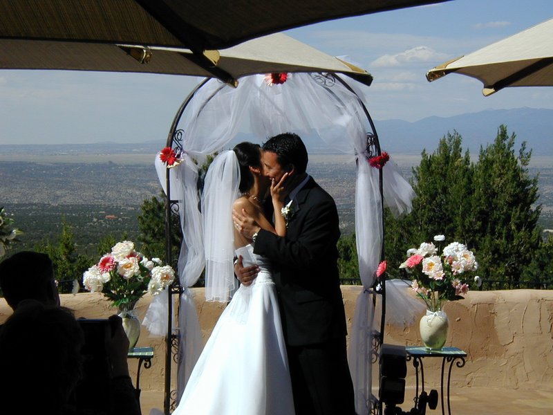 2004/06(June)/Jaymee-Steve-Wedding/02(Wedding-Day)/800x600_2004-06-12-Jaymee-Steve-Wedding-39-kiss.JPG