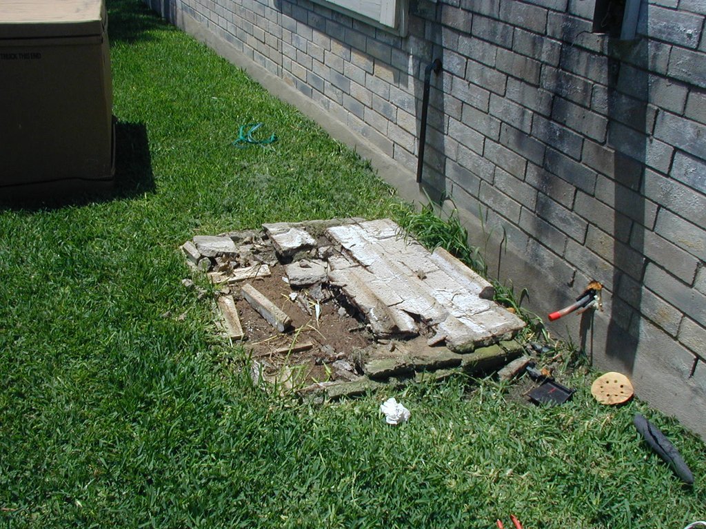 2004-06-04-Replace-AC-furnace-3-old-foundation.JPG