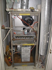 2004/06(June)/New-Air-Conditioner/2004-06-04-Replace-AC-furnace-1-old-furnace.JPG