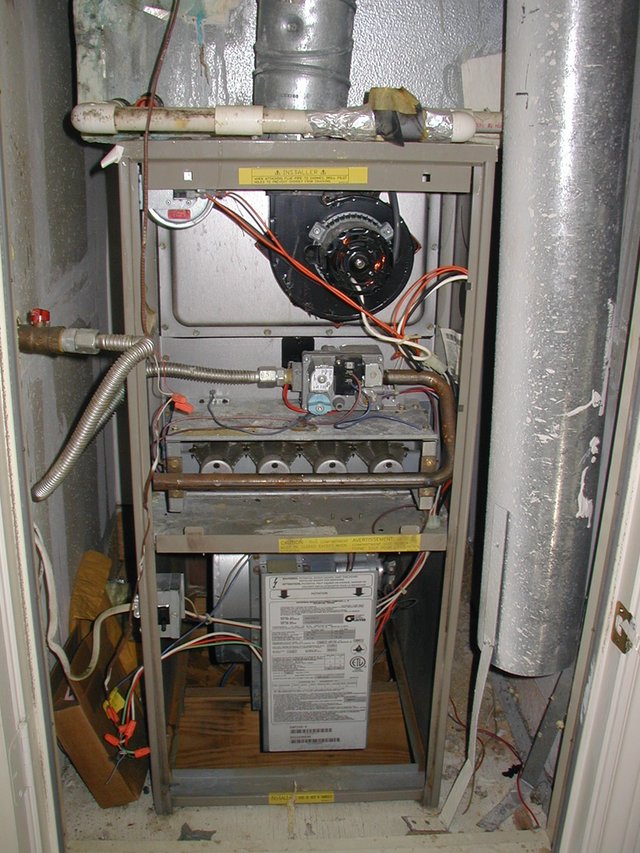2004/06(June)/New-Air-Conditioner/2004-06-04-Replace-AC-furnace-1-old-furnace.JPG