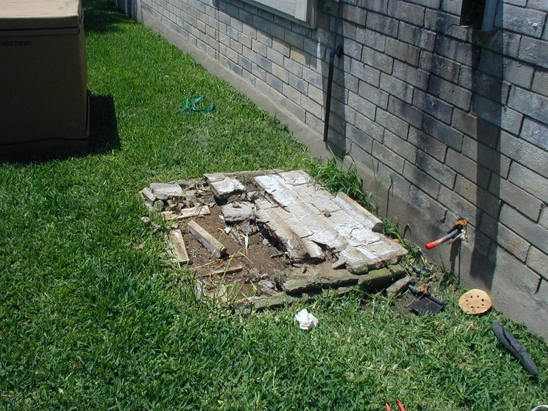 2004-06-04-Replace-AC-furnace-3-old-foundation.JPG