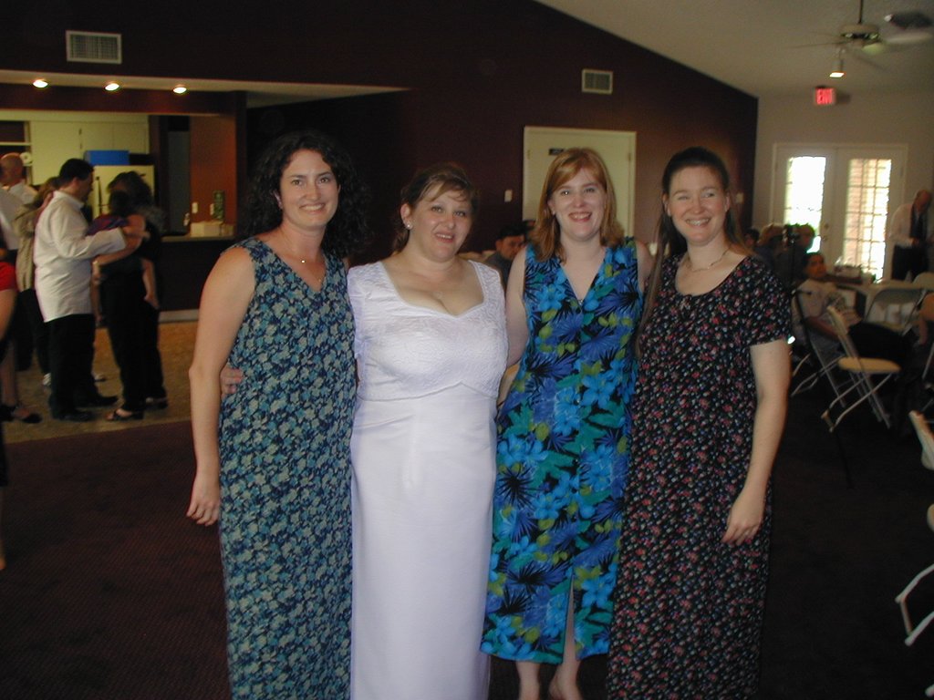 2004/06(June)/Trish-Wedding/1024x768_2004-06-26-Trish-Greg-wedding-15-Suzi-Shelly-Karen.JPG