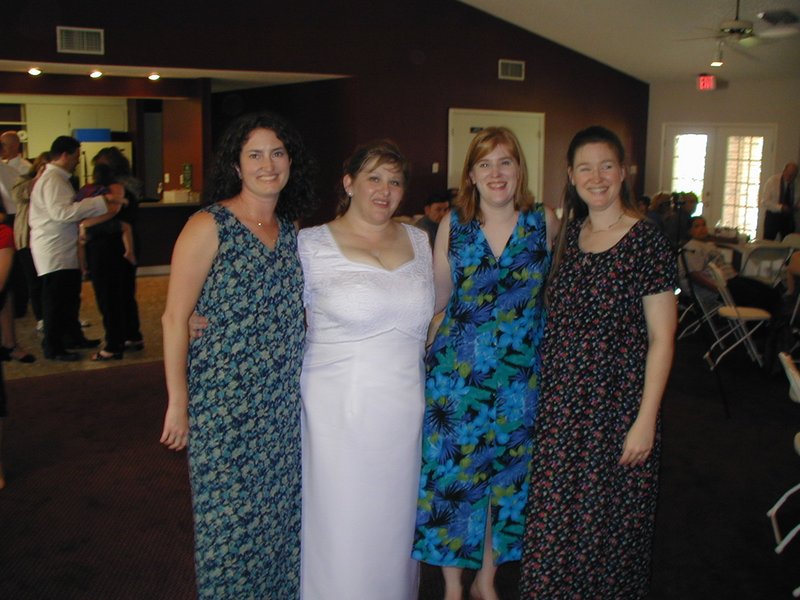 2004/06(June)/Trish-Wedding/800x600_2004-06-26-Trish-Greg-wedding-15-Suzi-Shelly-Karen.JPG