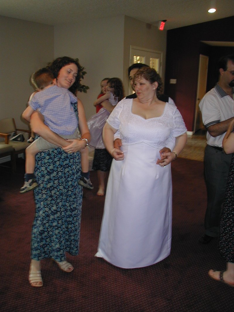 2004/06(June)/Trish-Wedding/800x600_2004-06-26-Trish-Greg-wedding-18-Suzi.JPG