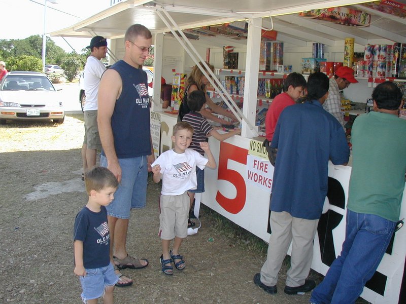 2004/07(July)/4th-of-July/800x600_2004-07-04-July-4th-1-Travis-Chance-Dax-buying-fireworks.JPG