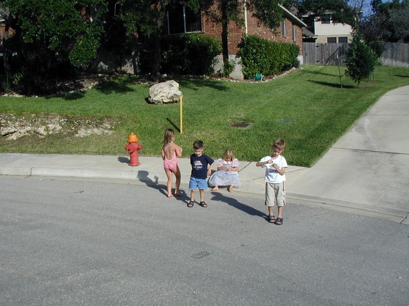 2004/07(July)/4th-of-July/800x600_2004-07-04-July-4th-6-Brittney-Dax-McKenzie-Chance.JPG