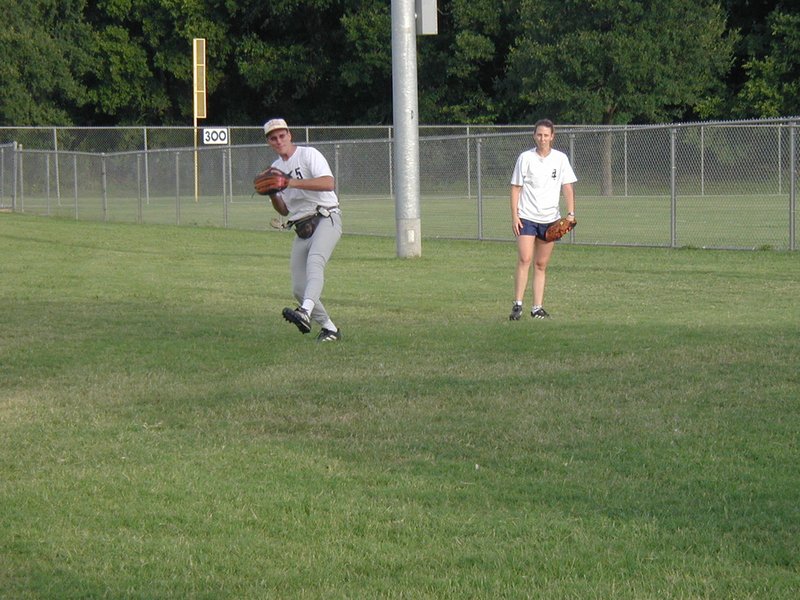 2004/07(July)/AAC-softball-picnic/800x600_2004-07-11-AAC-softball-picnic-07-Travis-Meggan.JPG