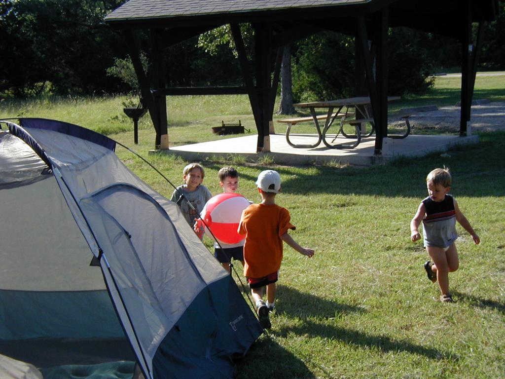 2004/07(July)/Camping-Lake-Geogretown/1024x768_2004-07-17-Camping-Lake-Georgetown-2-Chance-Case-Dax-Jack.JPG