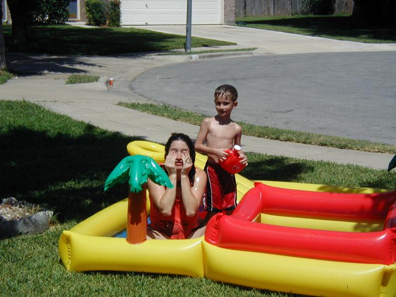 2004/07(July)/Cousins-sleepover/800x600_2004-07-24-cousins-sleepover-6-pool-Chance-Suzi.JPG