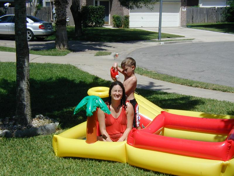2004/07(July)/Cousins-sleepover/800x600_2004-07-24-cousins-sleepover-8-pool-Chance-Suzi.JPG