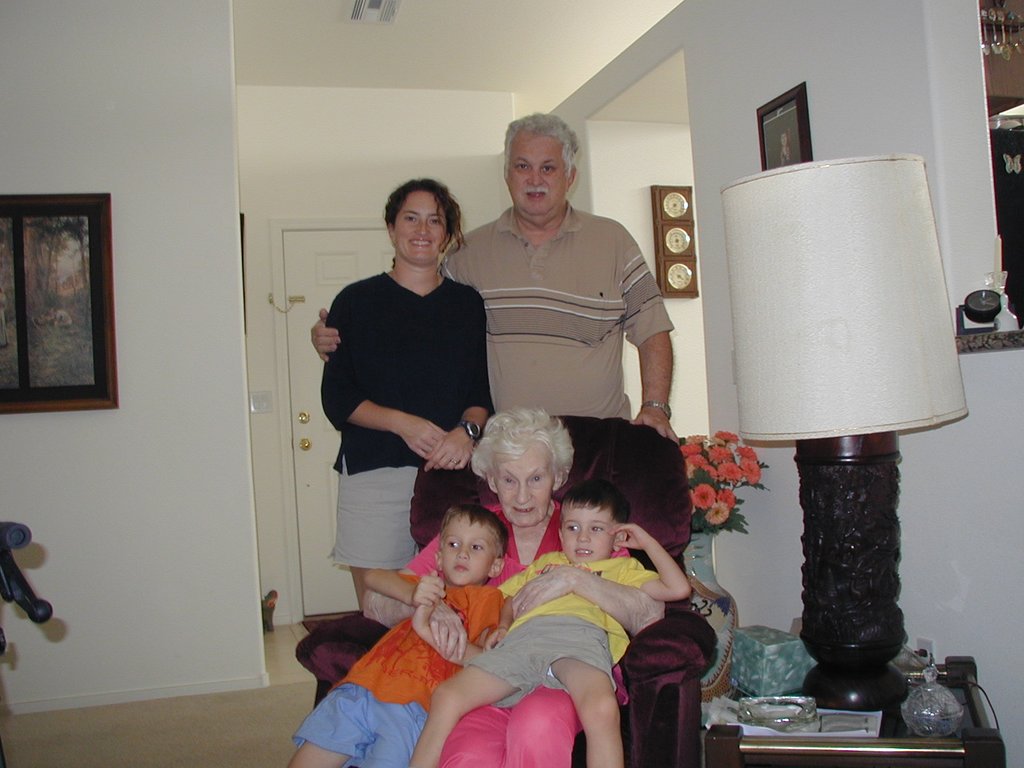 2004/07(July)/LasVegas/1024x768_2004-07-07-Las-Vegas-04-Suzi-Jim-Nana-Chance-Dax.JPG