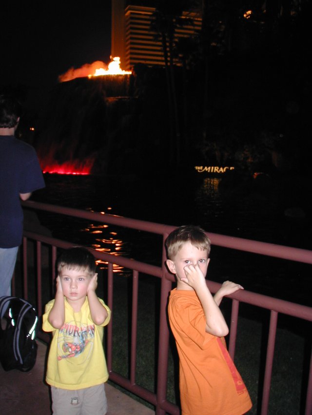 2004/07(July)/LasVegas/640x480_2004-07-07-Las-Vegas-05-Chance-Dax-volcano.JPG