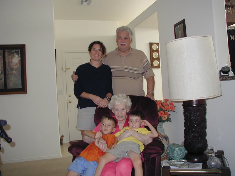 2004/07(July)/LasVegas/800x600_2004-07-07-Las-Vegas-04-Suzi-Jim-Nana-Chance-Dax.JPG