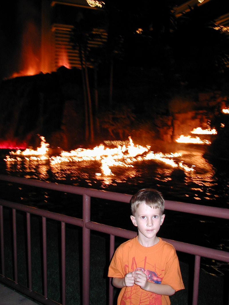 2004/07(July)/LasVegas/800x600_2004-07-07-Las-Vegas-06-Chance-volcano.JPG