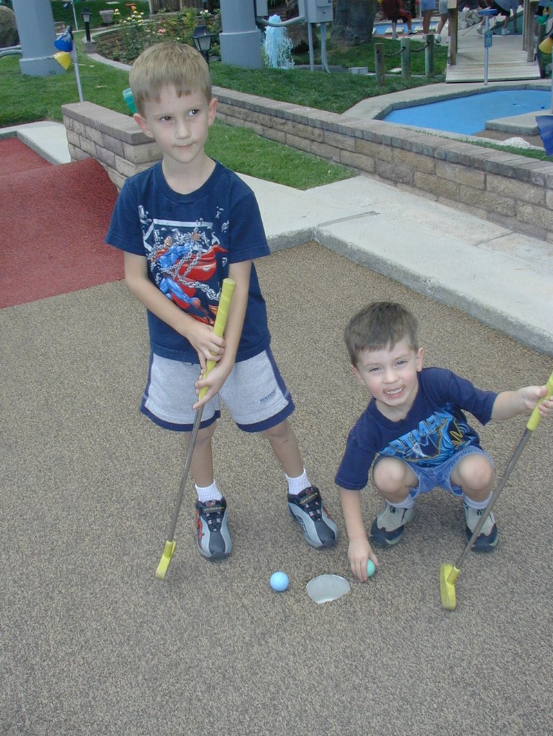 2004/07(July)/LasVegas/800x600_2004-07-08-Las-Vegas-2-Chance-Dax-golf.JPG