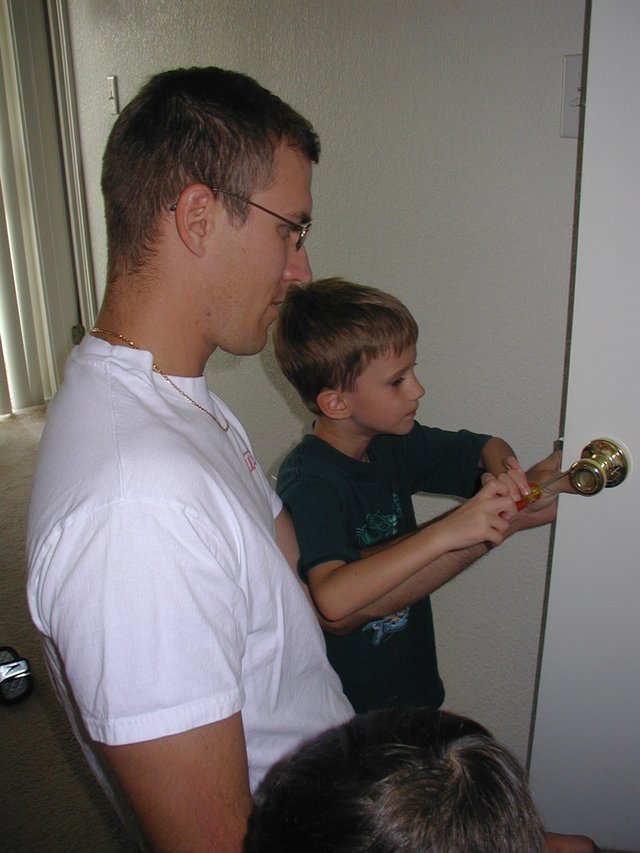 2004/07(July)/Misc/2004-07-18-Chance-Helping-Travis-fix-doorknob-1.JPG