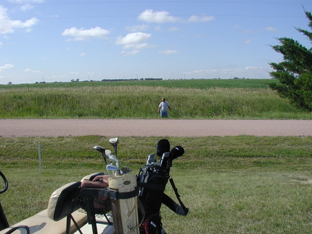 2004/07(July)/SD-Golf/1024x768_2004-07-30-Fish-Lake-Golf-07-John-in-ditch.JPG
