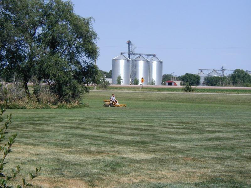 2004/07(July)/SD-Mary-Helen-Scott-Funeral/800x600_2004-07-29-Pat-mowing.JPG