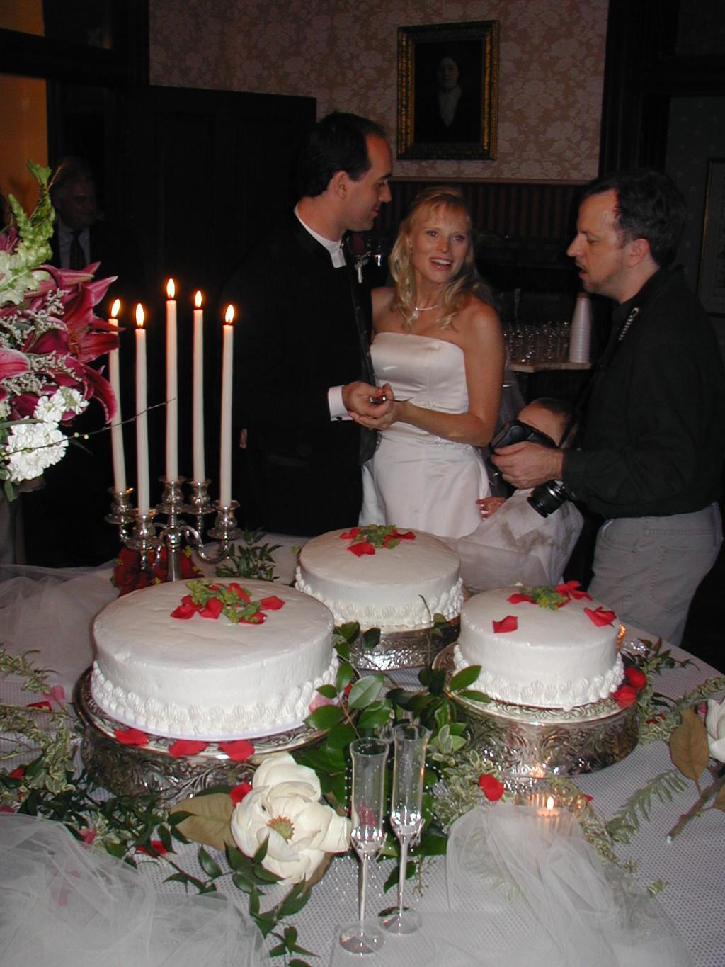 2004/07(July)/Shane-Jaynelle-Wedding/1024x768_2004-07-02-Shane-Jaynelle-Wedding-16-cake.JPG