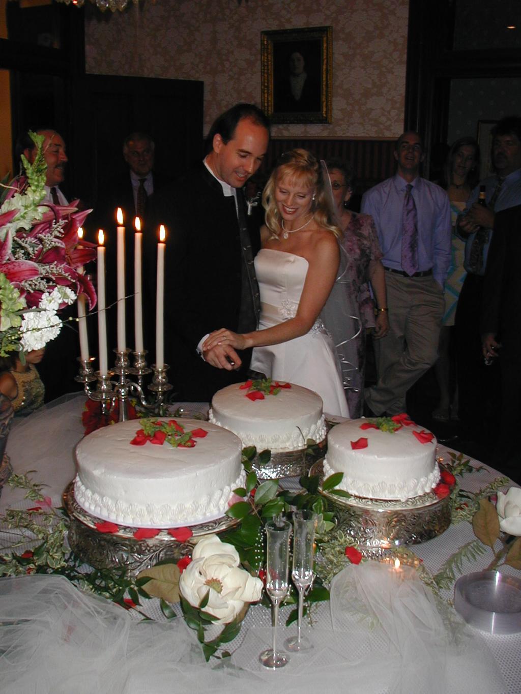 2004/07(July)/Shane-Jaynelle-Wedding/1024x768_2004-07-02-Shane-Jaynelle-Wedding-20-cake.JPG