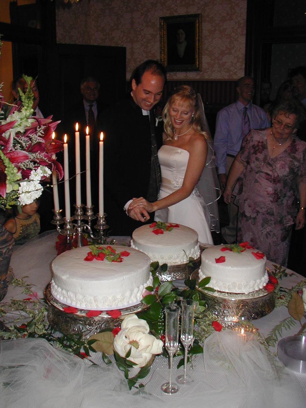 2004/07(July)/Shane-Jaynelle-Wedding/1024x768_2004-07-02-Shane-Jaynelle-Wedding-21-cake.JPG