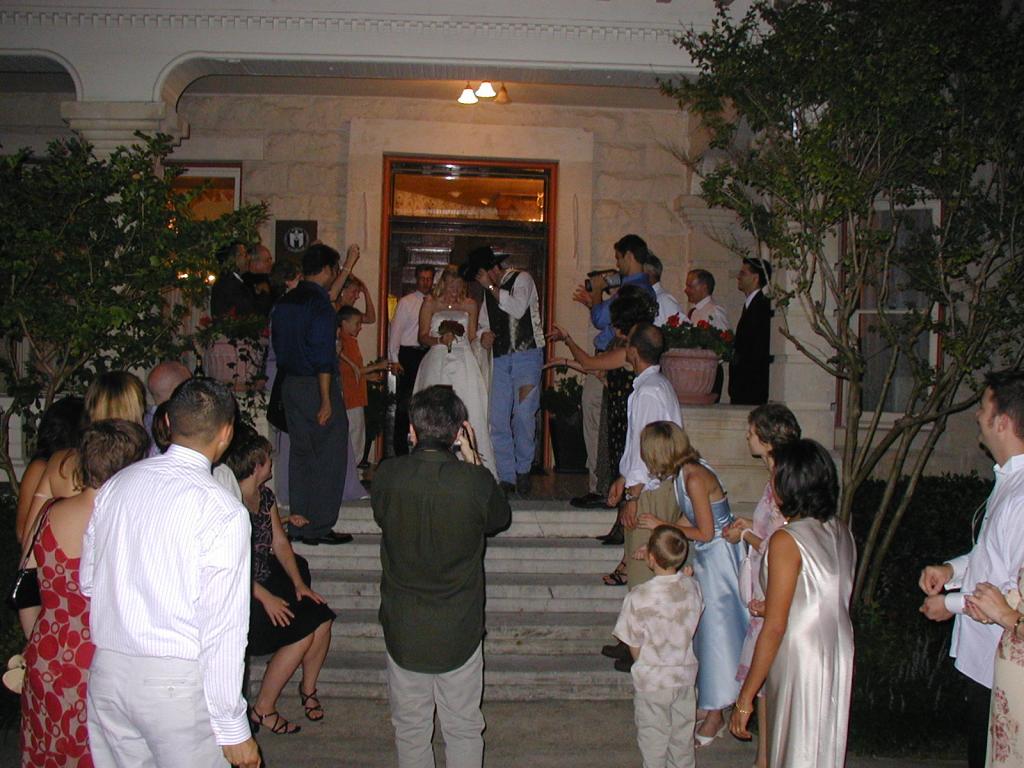 2004/07(July)/Shane-Jaynelle-Wedding/1024x768_2004-07-02-Shane-Jaynelle-Wedding-25-rice-throwing.JPG