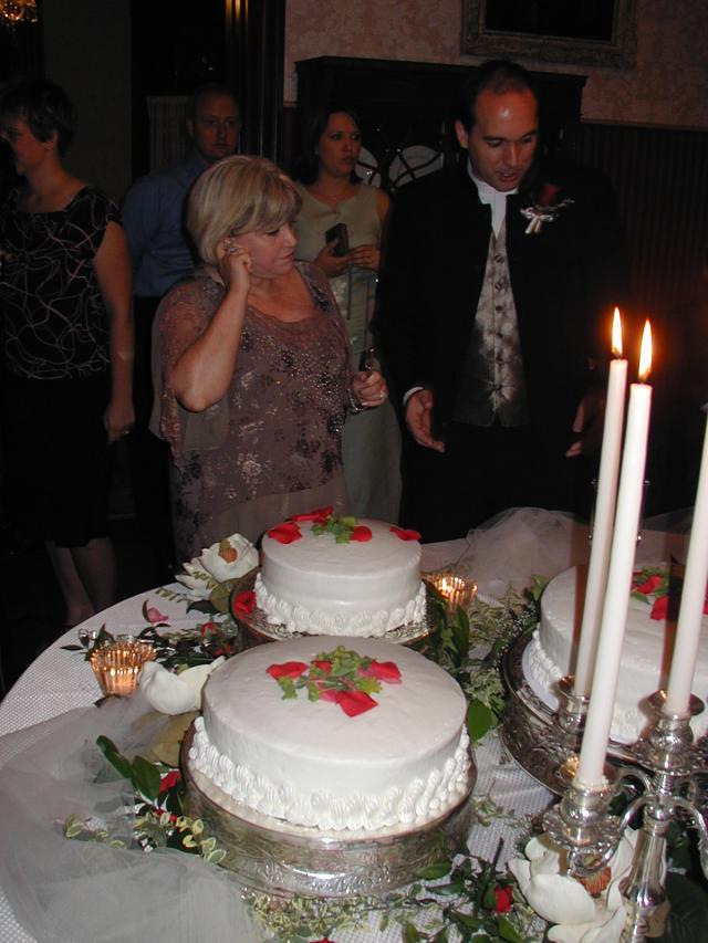 2004/07(July)/Shane-Jaynelle-Wedding/640x480_2004-07-02-Shane-Jaynelle-Wedding-15-cake.JPG