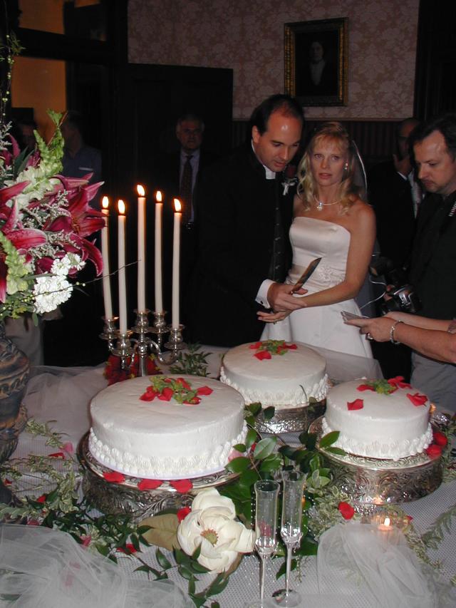 2004/07(July)/Shane-Jaynelle-Wedding/640x480_2004-07-02-Shane-Jaynelle-Wedding-17-cake.JPG