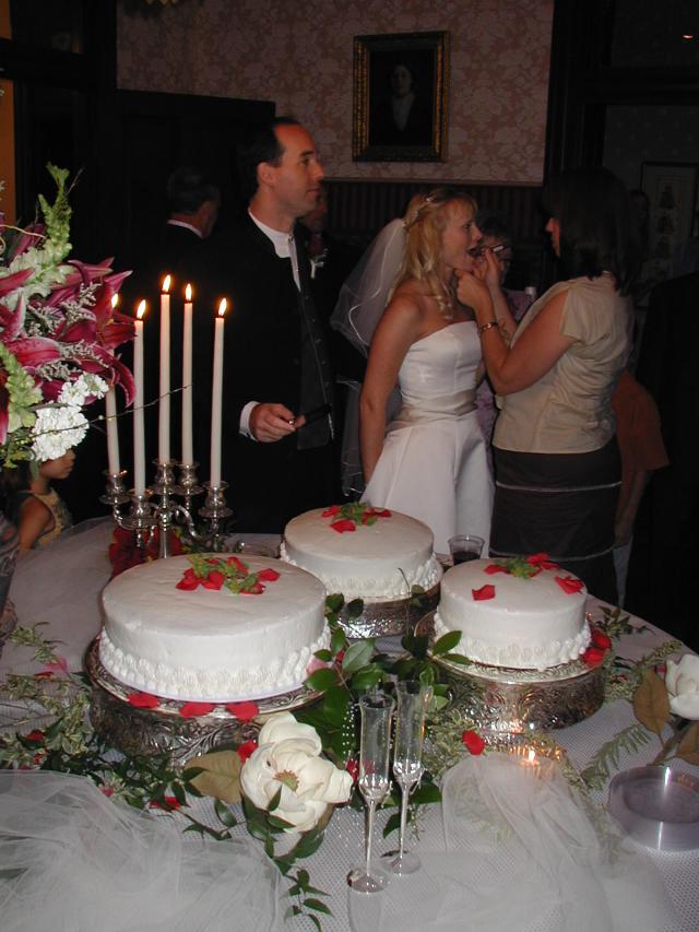 2004/07(July)/Shane-Jaynelle-Wedding/640x480_2004-07-02-Shane-Jaynelle-Wedding-19-cake-lipstick.JPG
