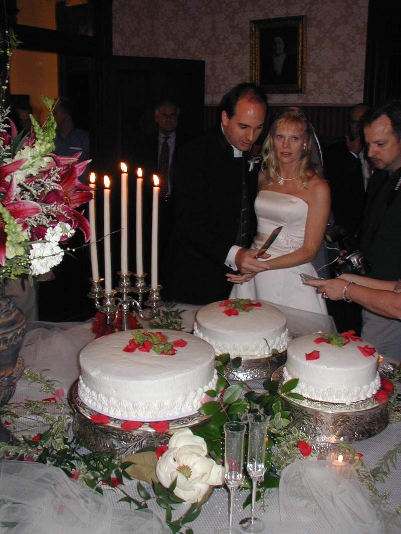 2004/07(July)/Shane-Jaynelle-Wedding/800x600_2004-07-02-Shane-Jaynelle-Wedding-17-cake.JPG