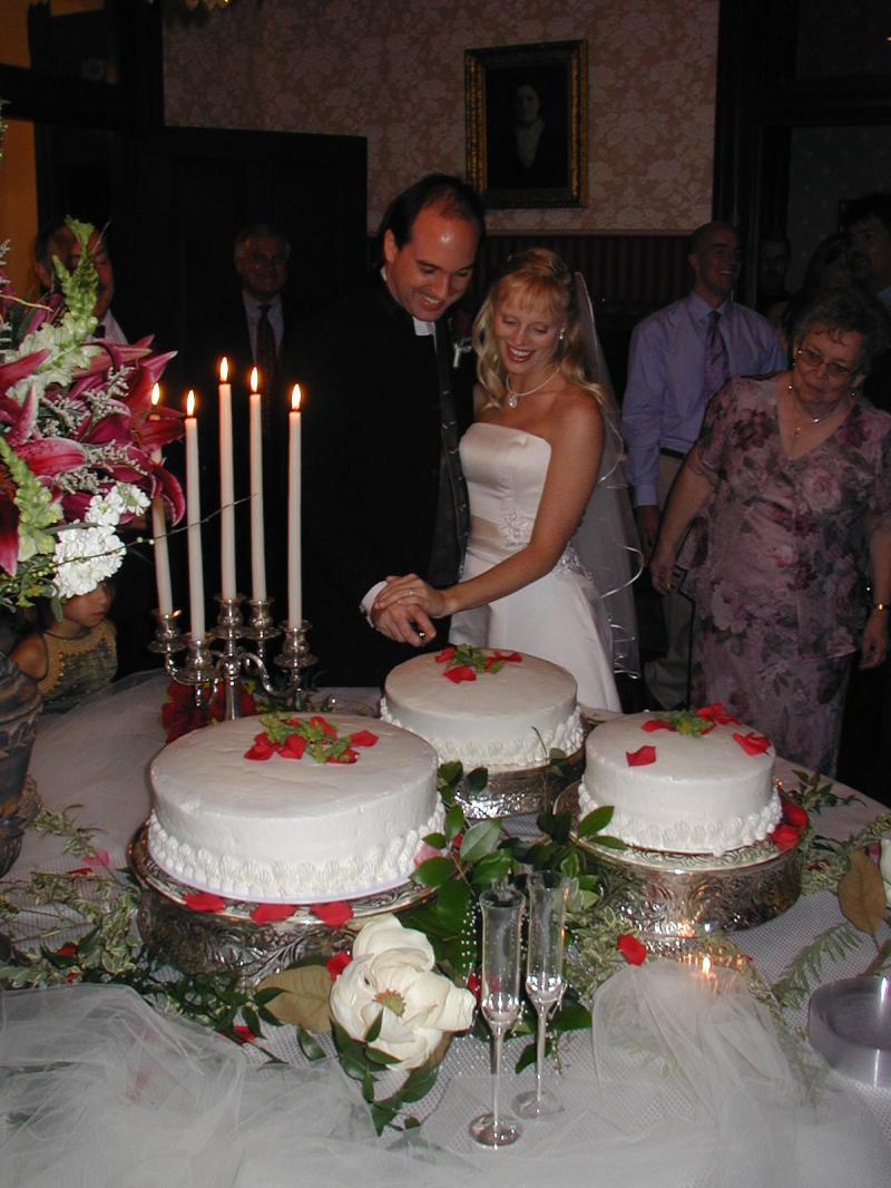 2004/07(July)/Shane-Jaynelle-Wedding/800x600_2004-07-02-Shane-Jaynelle-Wedding-21-cake.JPG
