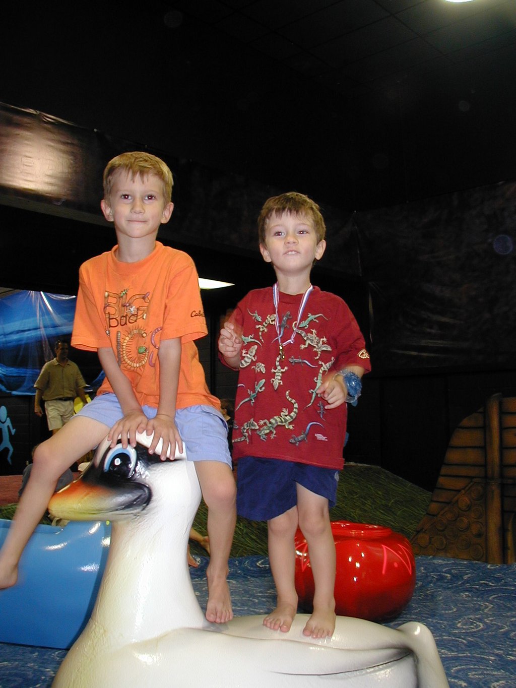 2004/08(August)/Case-3rd-Bday/1024x768_2004-08-14-Case-Bday-23-Chance-Dax.JPG