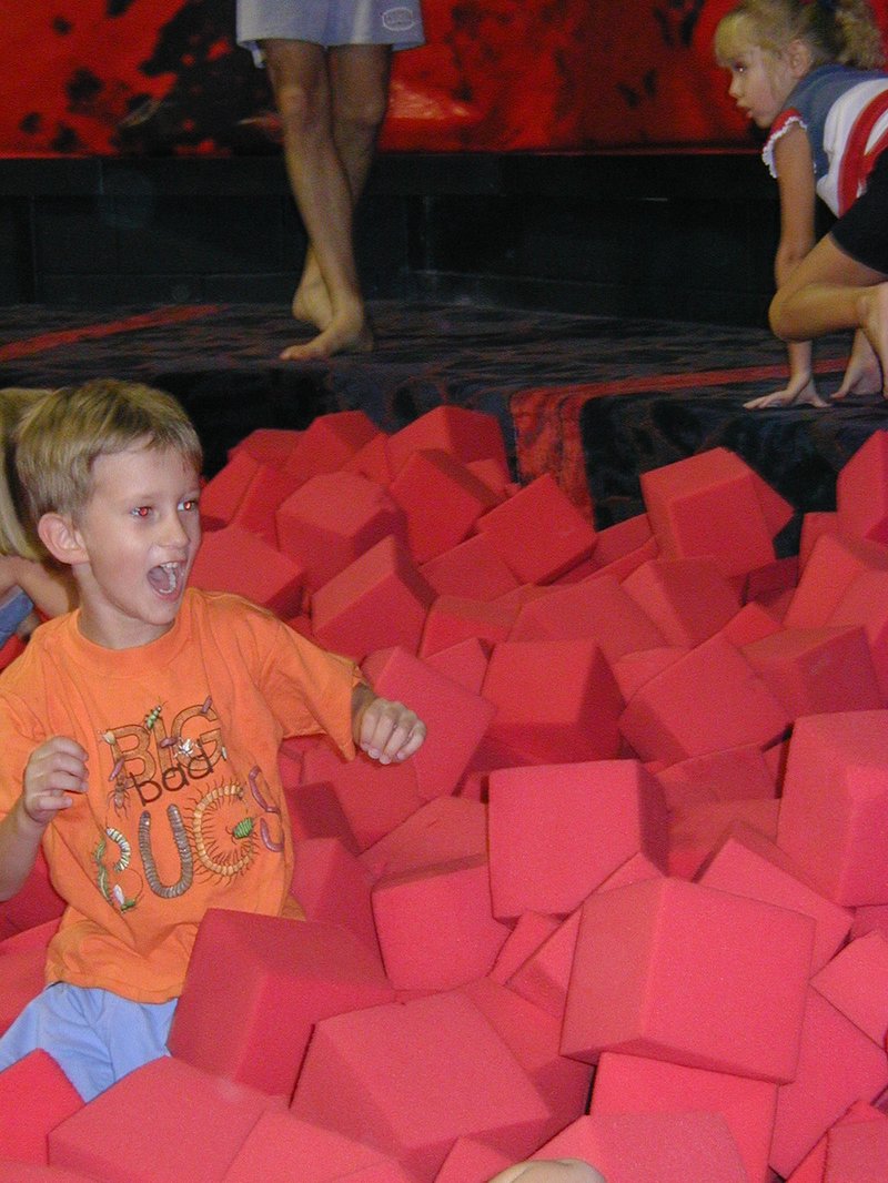 2004/08(August)/Case-3rd-Bday/800x600_2004-08-14-Case-Bday-06-Chance-volcano.JPG