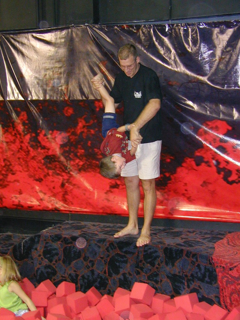 2004/08(August)/Case-3rd-Bday/800x600_2004-08-14-Case-Bday-17-Travis-Dax-volcano.JPG