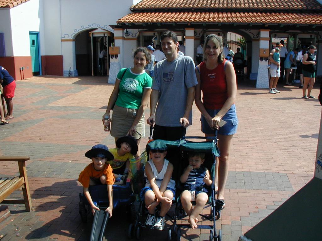 2004-08-15-Fiesta-Texas-03-Suzi-Chance-Dax-Bill-Vava-Bryant.JPG
