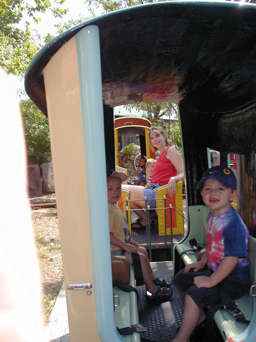 2004/08(August)/FiestaTexas/1024x768_2004-08-15-Fiesta-Texas-06.JPG