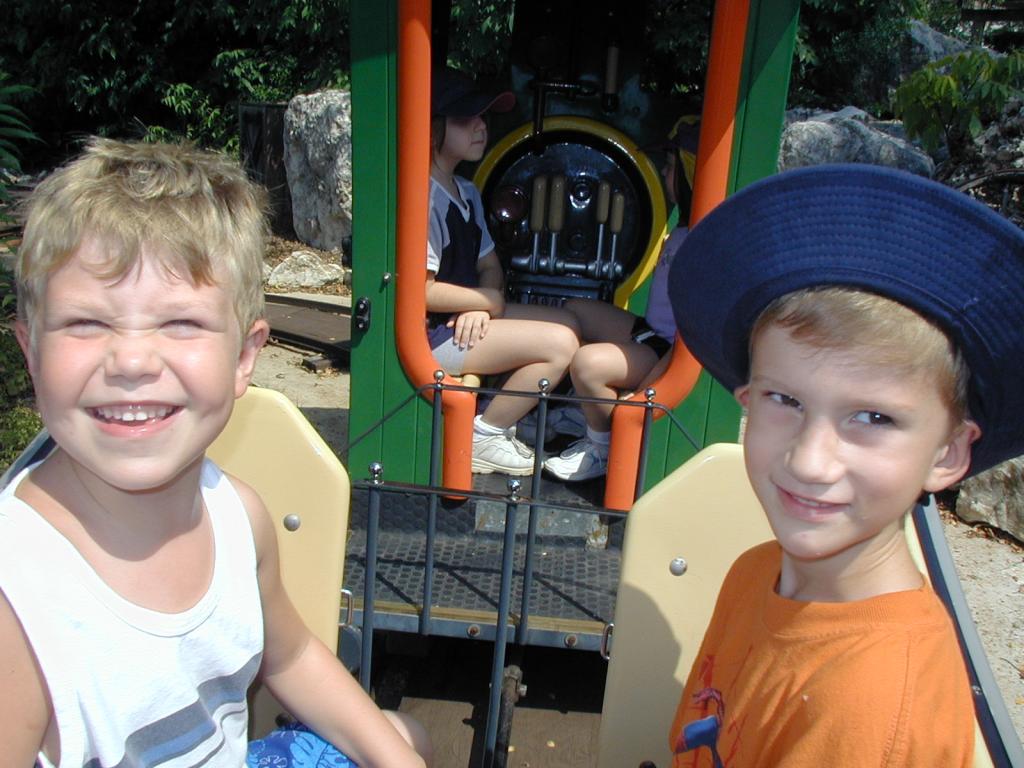 2004/08(August)/FiestaTexas/1024x768_2004-08-15-Fiesta-Texas-07-Bryant-Chance.JPG