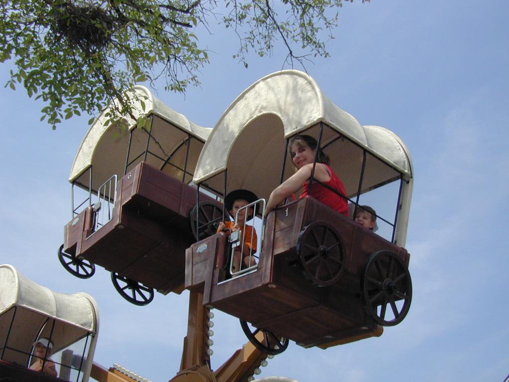 2004/08(August)/FiestaTexas/1024x768_2004-08-15-Fiesta-Texas-09-Chance-Vava-Bryant.JPG