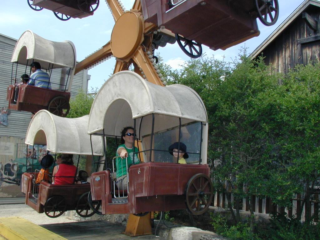 2004/08(August)/FiestaTexas/1024x768_2004-08-15-Fiesta-Texas-10-Suzi-Dax.JPG