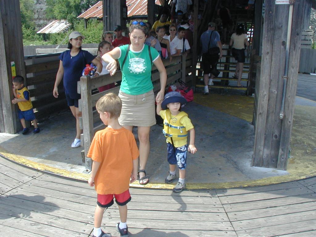 2004/08(August)/FiestaTexas/1024x768_2004-08-15-Fiesta-Texas-14-Suzi-Dax-Chance.JPG