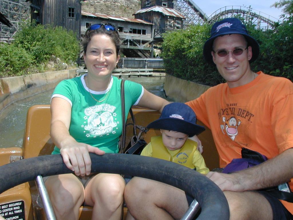 2004/08(August)/FiestaTexas/1024x768_2004-08-15-Fiesta-Texas-17-Suzi-Dax-Travis.JPG