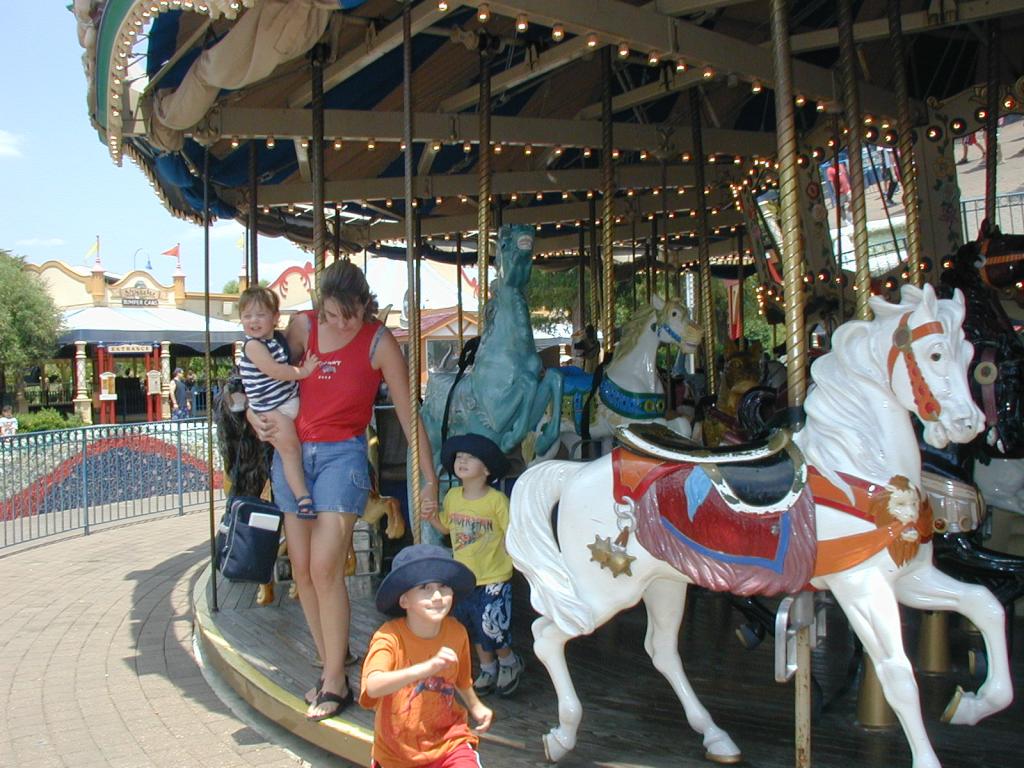 2004-08-15-Fiesta-Texas-29-Vava-Chance-Dax-merry-go-round.JPG