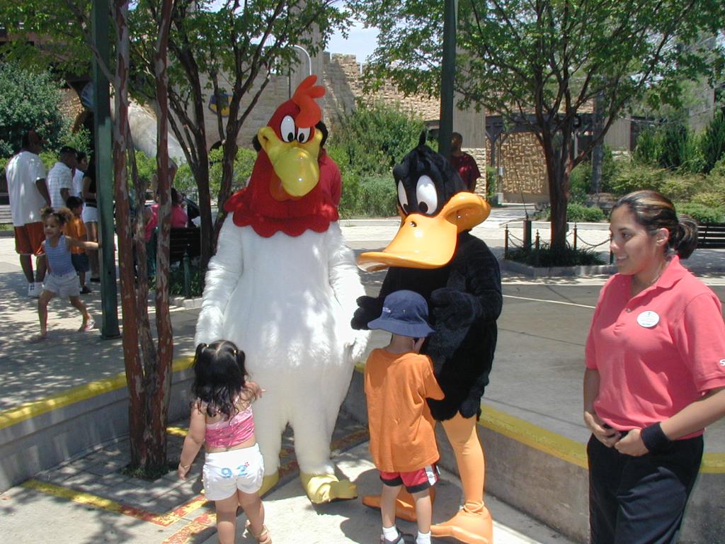 2004/08(August)/FiestaTexas/1024x768_2004-08-15-Fiesta-Texas-37-Chance-Daffy.JPG