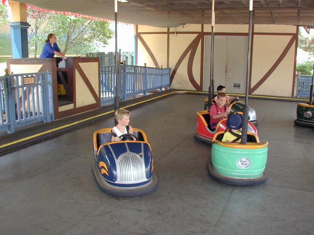 2004-08-15-Fiesta-Texas-40-Bryant-Dax-bumpercars.JPG