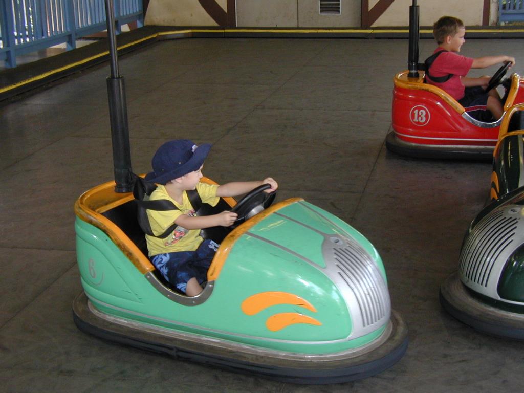 2004-08-15-Fiesta-Texas-41-Dax-bumpercars.JPG