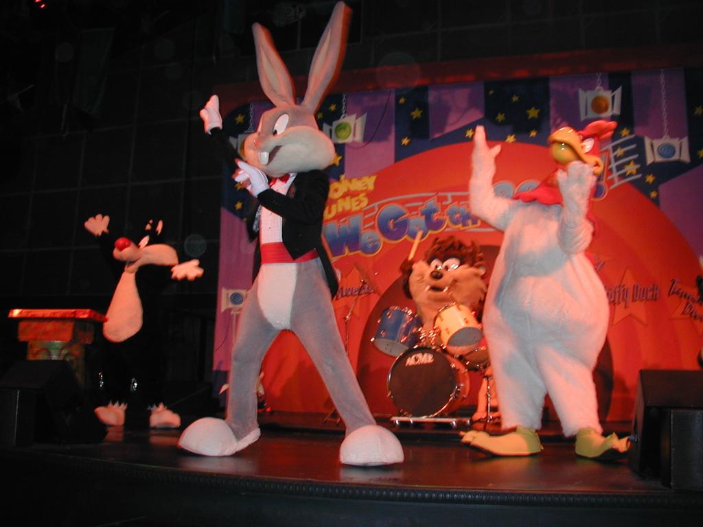 2004/08(August)/FiestaTexas/1024x768_2004-08-15-Fiesta-Texas-46-Bugs-Daffy-Chicken.JPG